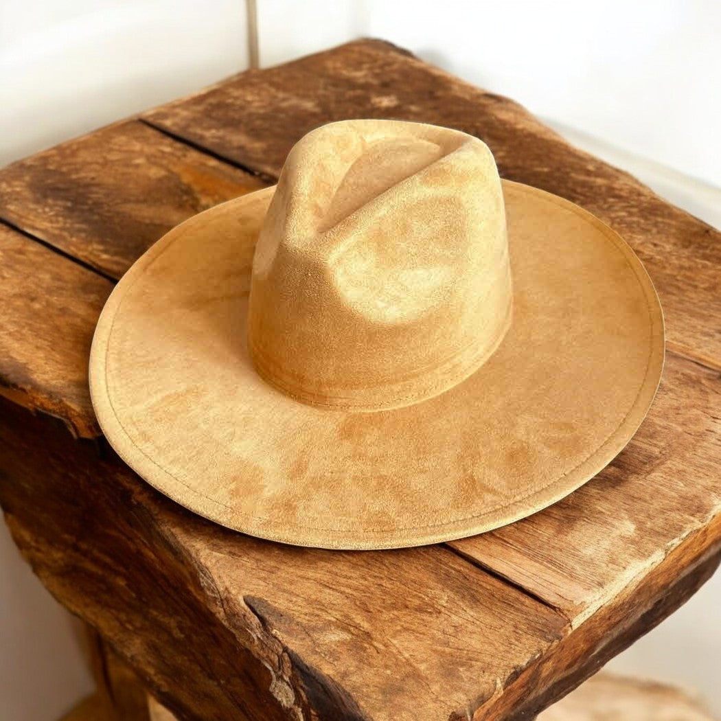 Sombrero de ala ancha de ante color caramelo