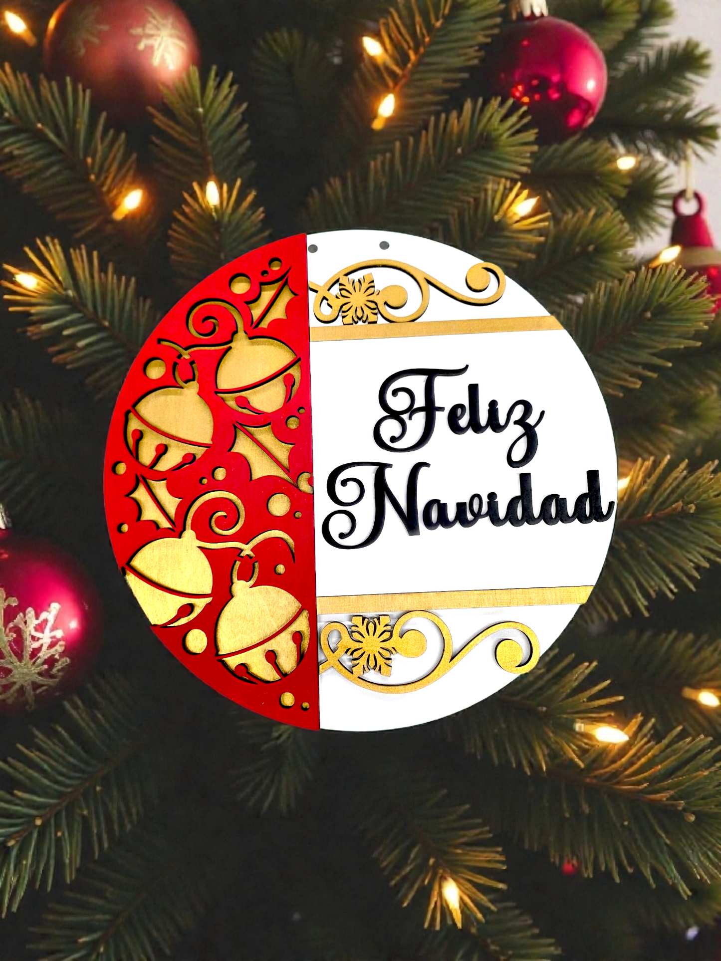 Decorative round sign with 'Feliz Navidad' text on a Christmas tree.