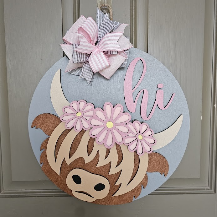 Highland Cow with Daises Round